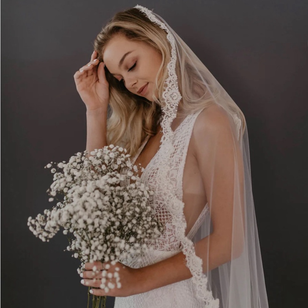 Untamed Petal Edwin Veil Cathedral Lace Mantilla NWT